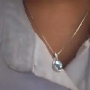 Kalung Batu Aquamarine Wanita dengan Gaya Simple Elegan dan Serbaguna untuk Penampilan Sehari-hari