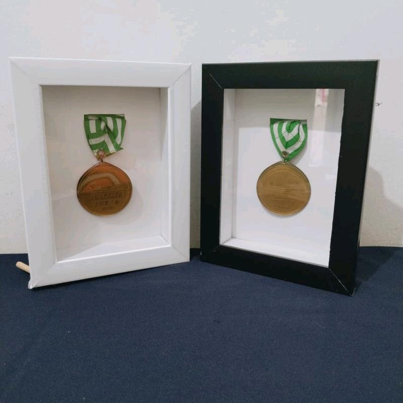 Frame Medali  Kaca  Bingkai Medali  Modern Hitam  Satu Sisi Dipasang di Dinding Kado 0