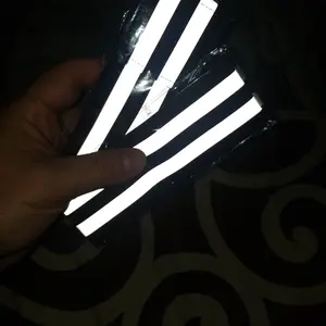Gelang Lari Reflektor Nyala di Malam Hari/ Armband / Kaki Reflektif untuk Jogging & Sepeda Safety