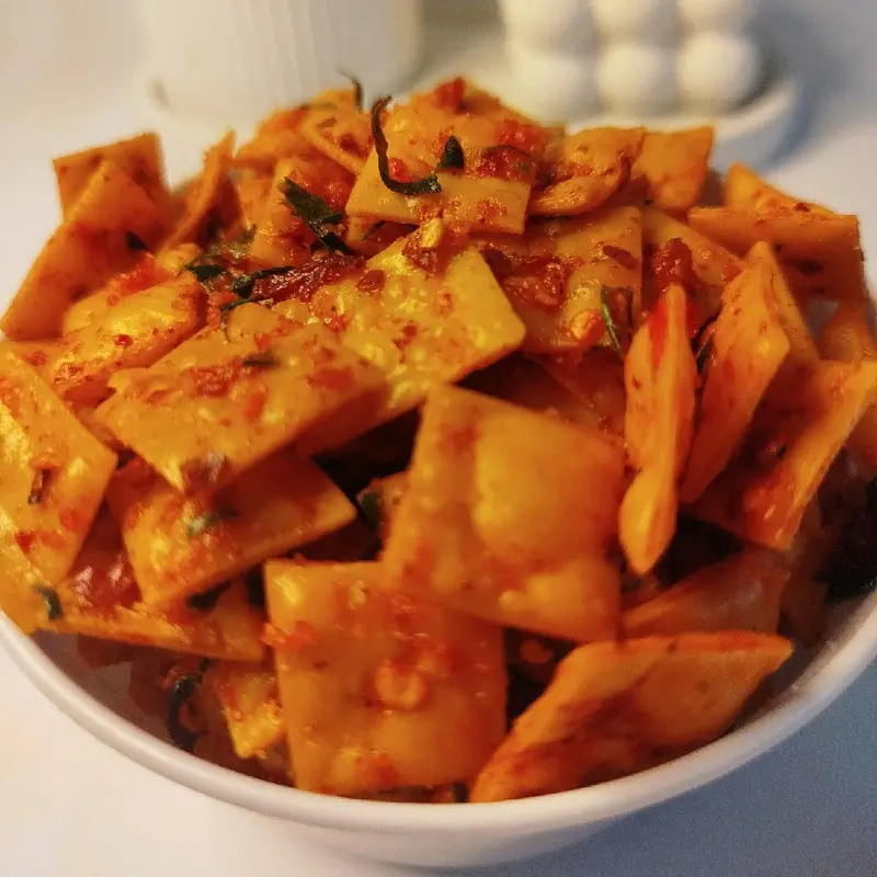 (1 kg) Kulit pangsit kering / pangsit kriuk / olahan kulit pangsit goreng original pedas Daun jeruk balado / keripik pedas / cemilan pedas idul fitri 2