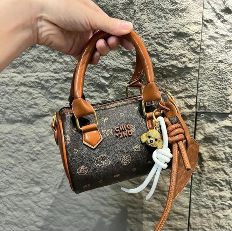 Product Introduction of [Deal mở bán link mới ] Túi xách nữ, túi cầm tay đeo chéo hoạ tiết CHI O sang chảnh vừa điện thoại AT064 1