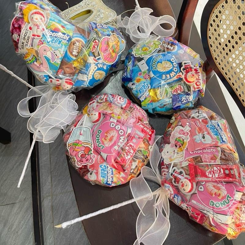 Kẹo mút khổng lồ bao gồm nhiều món bánh kẹo và kitkat sản phẩm có hình trái tim và hình tròn shop tặng kèm đèn nháy và thiệp