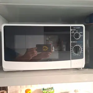 Microwave SHARP R-220MA-WH 20 Liter – Panas Cepat, Hemat Listrik, Panel Mekanis, Desain Minimalis, Garansi 1 Tahun