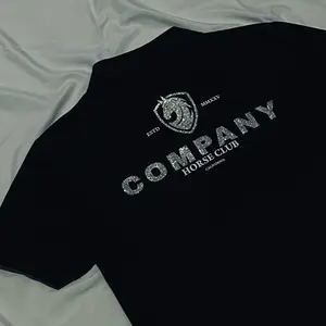 BRZE.CO POLOSHIRT HORSE CLUB - Kaos Polo Hitam dengan Logo Berkilauan dan Desain Elegan untuk Gaya kekinian