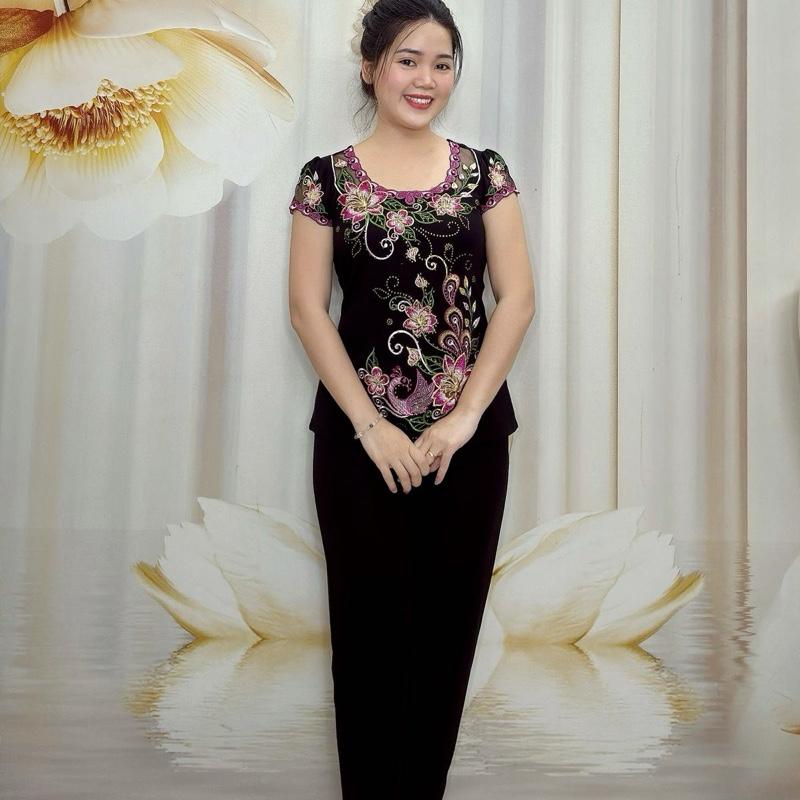 B13 Đồ bộ nữ trung niên áo thêu hoa và chim khổng tước, cổ tròn từ thương hiệu Hải Sơn