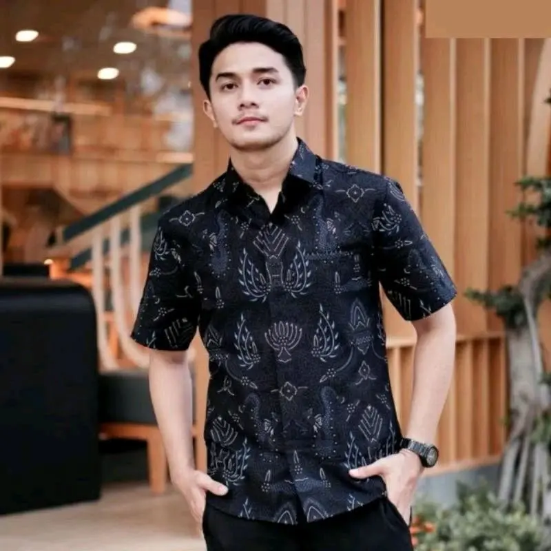 Baju batik pria lengan pendek slimfit reguler premium hem keren motif  Hitam maupun pola Kancing simetris Formal Nyaman Casual Katun 2