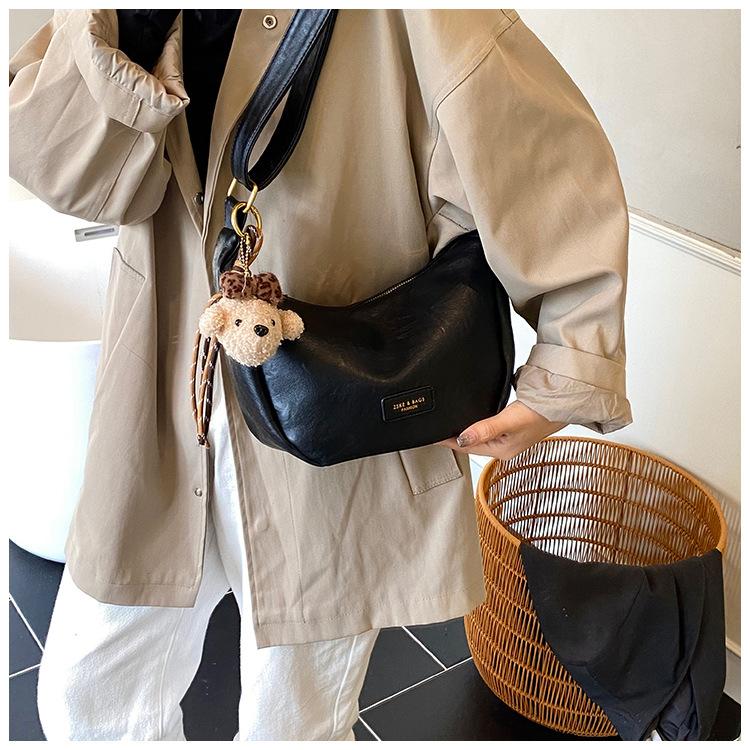 Túi Xách Da Mềm Đeo Chéo Đeo Vai Kèm Charm Gấu Siêu Xinh Form Bầu Hot Trend T902
