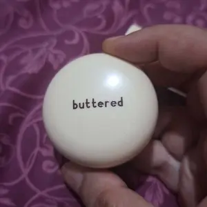 Buttered Lip Mask Scoop and Smooth Melembapkan Mencerahkan dan Menghaluskan Bibir Kering dengan Nourishing Complex Vitamin E dan Shea Butter untuk Bibir Lebih Lembut, Plumpy dan Cerah Alami