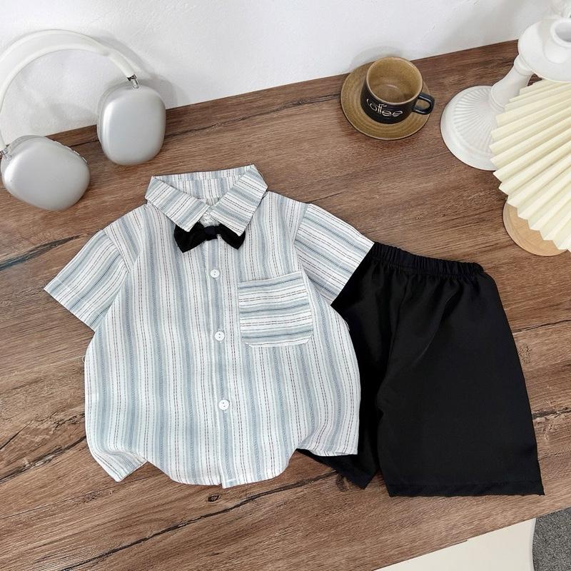 Mẹ Gạo kids - Set sơ mi ngắn tay kẻ sọc xanh và quần short cho bé trai kèm nơ phối túi phong cách hàn quốc đi du lịch đi học đi chơi size từ 8kg đến 30kg chất cotton thoáng mát form chuẩn dễ phối đồ