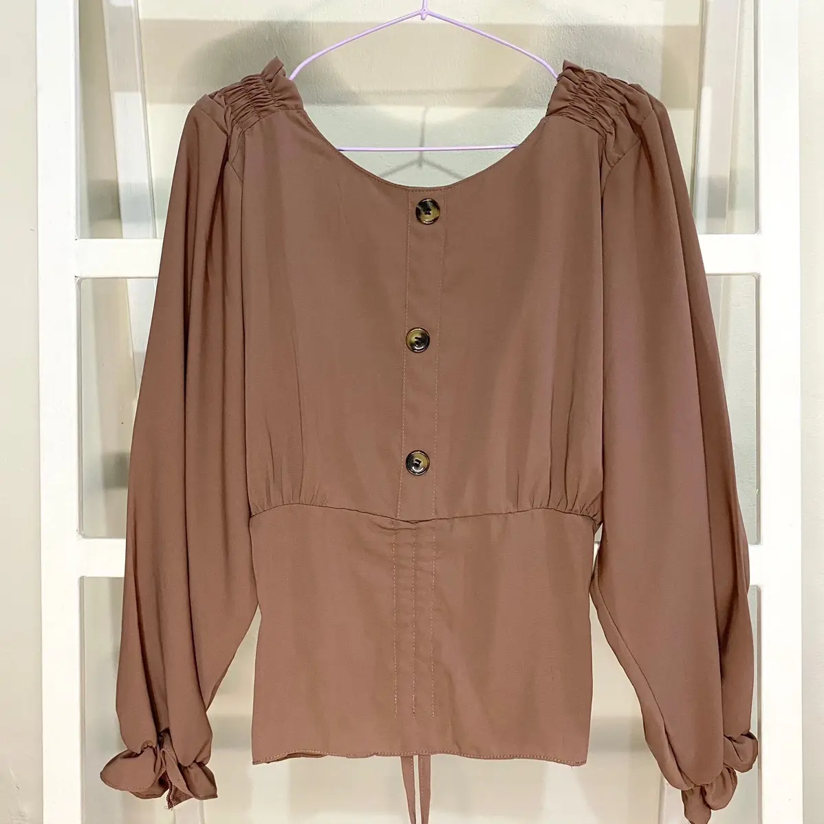 Atasan Wanita Blouse Casual Vibes dengan Detail Ikat Pinggang