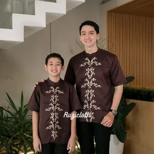 Ruzicloth - Koko Couple Ayah dan Anak Laki-Laki Lengan Pendek Katun Toyobo Premium Mahogany Motif Bordir Limited Baju Pria Bordir Kemeja Koko Lebaran 2026 Raya Series Dewasa Muslim Modern Fit Pakaian Muslim