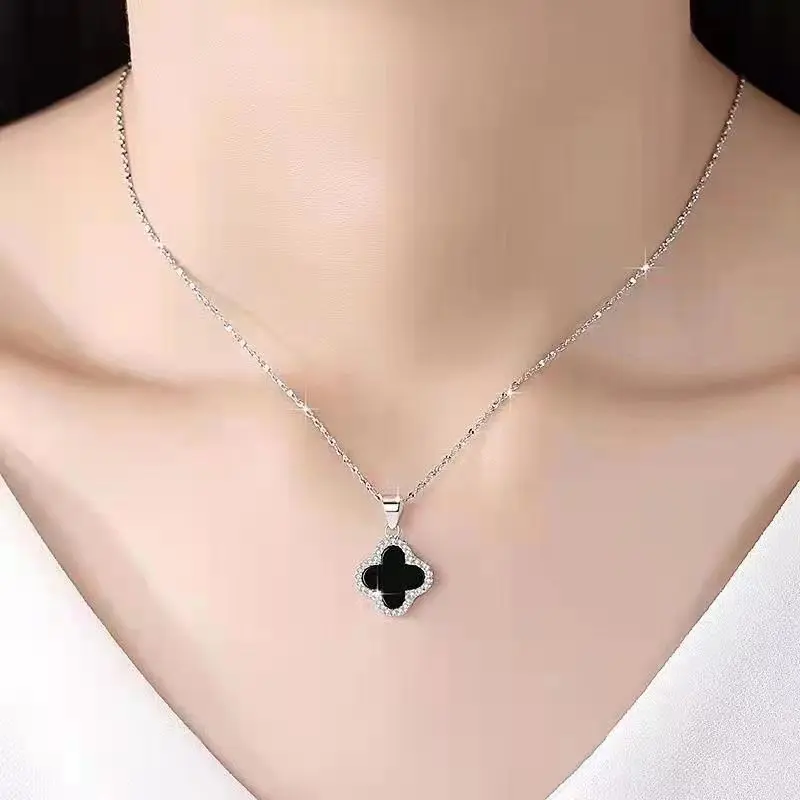 Kalung keluli titanium semanggi tidak luntur untuk wanita, rantai klavikula mewah mampu milik klasik, niche selebriti internet, loket ringkas mewah good