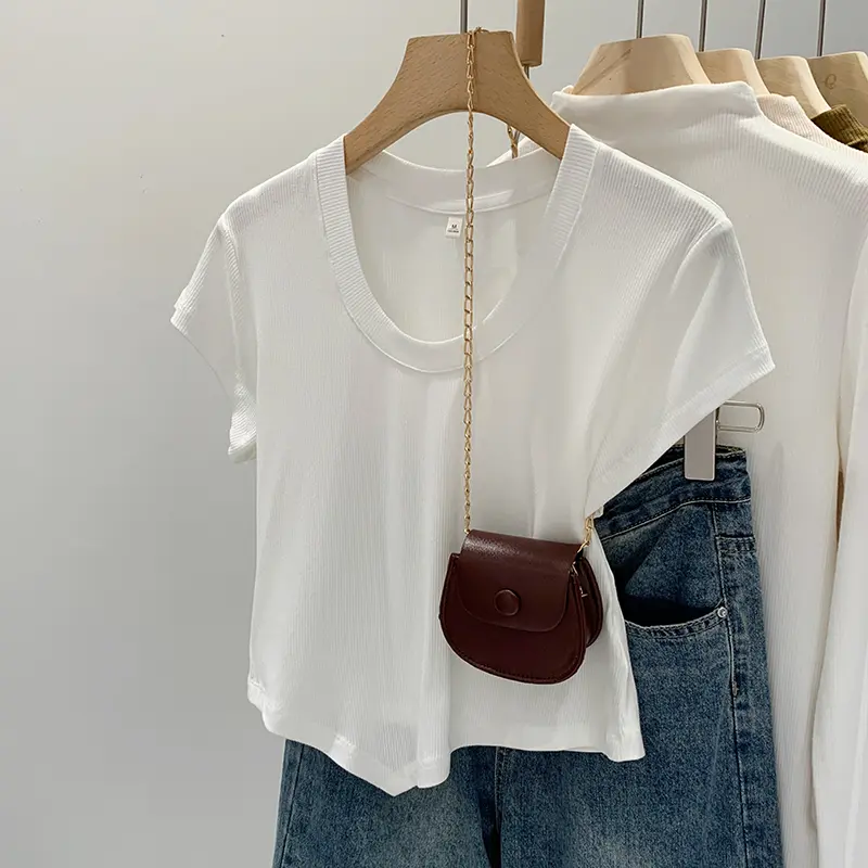 T-shirt crop leher kru melar tidak beraturan berwarna putih