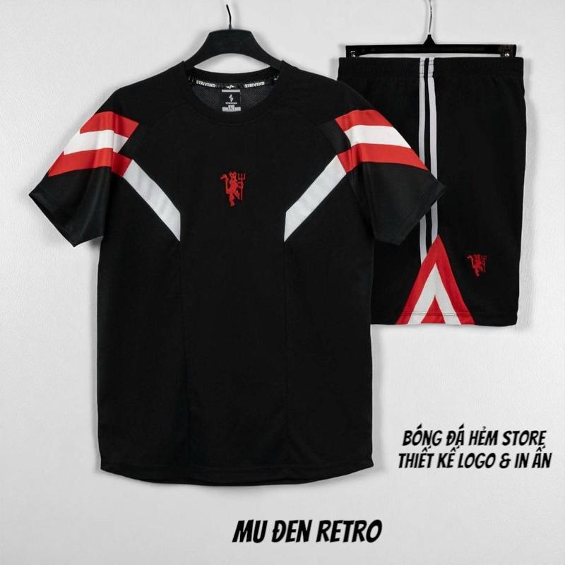 BỘ QUẦN ÁO BÓNG ĐÁ MU ĐEN RETRO VẢI MÈ POLY, ĐỒ ĐÁ BANH MU NAM NỮ TOP
