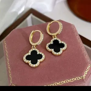 Anting Wanita Titanium Clover Bunga Anti Gatal Anti Karat Elegan Perhiasan Wanita Earrings Kulit dengan Desain Mewah dan Tahan Lama kekinian