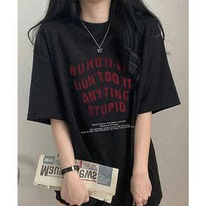 婦人用半袖Tシャツ、英字プリントラウンドネック、ゆったり、純綿カジュアルトップス、ラウンドネック、ショルダーベルト、ゆったりシルエット、婦人用サマープリントTシャツ