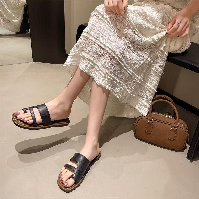 Sandal Wanita Nyaman Anti Slip Sandal Wanita Flat Kekinian 2026 Sandal Wanita Minimalis Elegan