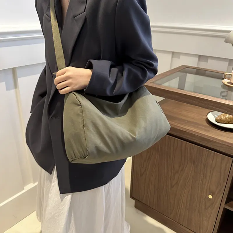 CHIYUM Tas Selempang Wanita Bahu Kain Nilon Lembut Untuk Wanita Lipit Solid Warna Kapasitas Besar Pria Korean Style Tas Sekolah Cowok Wanita Import Tangan Desain Sederhana Tas Cewek Sekolah Tas Messenger Travel Bag 3