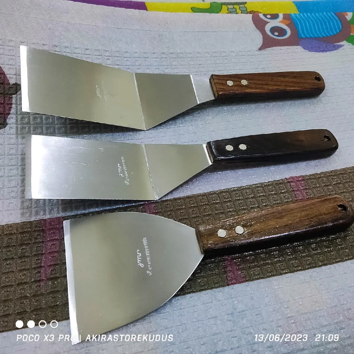 Paket 1 set Spatula Stainless gagang kayu 3 Pcs untuk Martabak/Roti Bakar/Kebab dari Akirastorekudus - Kitchenware