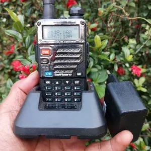 Baofeng UV-5R Walkie Talkie Komunikasi Radio Portabel dengan Layar LCD dan Tombol Kontrol Mudah Digunakan