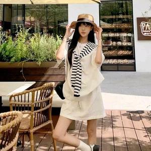 Áo Phông Cổ Tròn Kèm Khăn Kẻ Thời Trang Phù Hợp Cho Mọi Hoạt Động Hàng Ngày