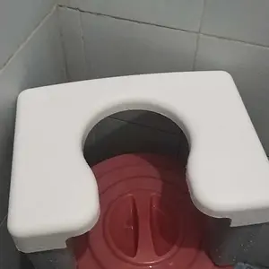 Dudukan Toilet Jongkok Plastik Anti Selip Tebal Hitam Desain Ergonomis Nyaman Bahan Non-Slip Cocok untuk Pasien Ibu Hamil dan Orang Tua Portable Ringan Beban Maksimal 200kg