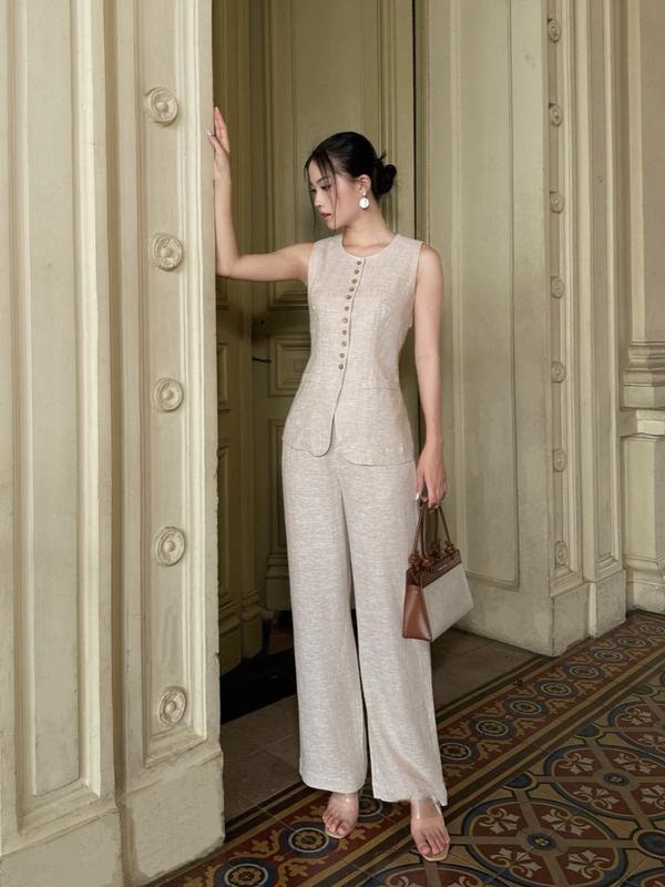 Sline Set Linen Premium Cao Cấp Áo Gile Phá Cách Cổ Tròn Vạt Xoè Dáng Dài Cùng Hàng Cúc Điểm Nhấn & Quần Ống Đứng Suông Nhẹ Thời Trang Nữ Size M-2XL Chất Liệu Linen Thoáng Mát Thấm Hút Mồ Hôi Tốt