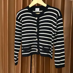 EXCLUSIVE WEAR|Parisian Stripe Knit Wanita