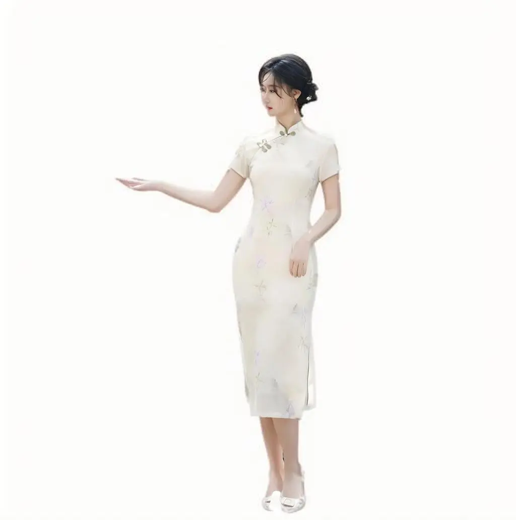 Retro flower cheongsam girl! Collar buckle+skin-friendly fabric, long and slim, elegant for daily commuting/banquet, and elegant printing on off-white background, showing the gentle charm of the East.