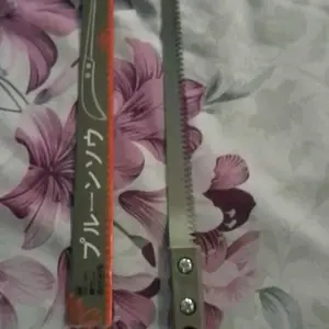 Gergaji Tangan Sederhana Serbaguna Handle Ergonomis Pertukangan