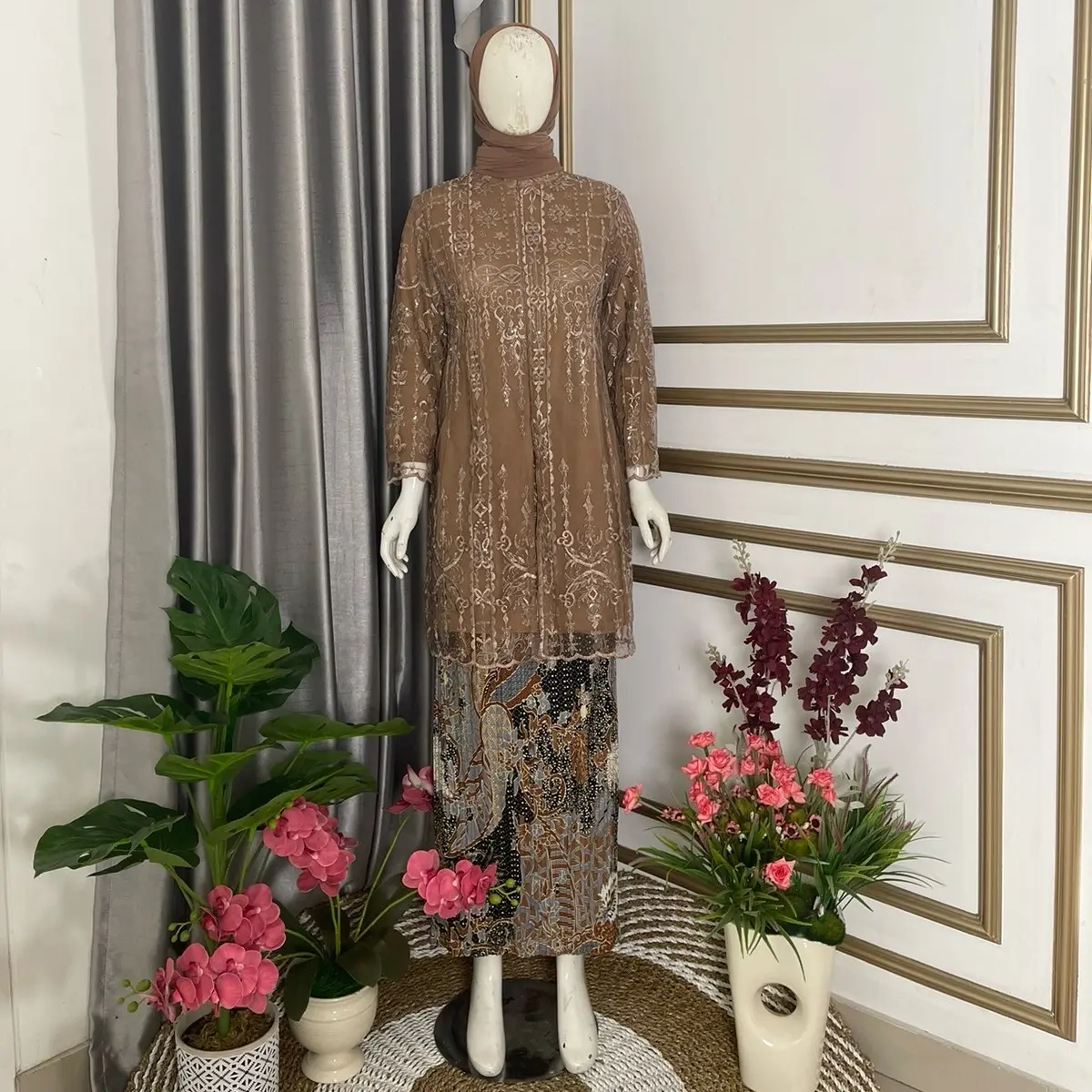 Kebaya Mewah Tile Bordir Mahkota Bela Tengah Pesta Wisuda