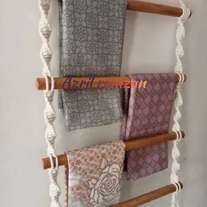 Gantungan hijab sejadah dan mukena