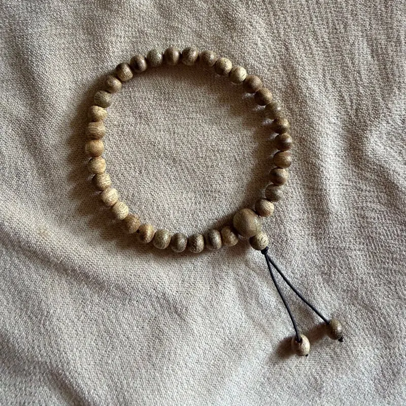 Gelang Gaharu Medel Tasbih 33  ukuran 6 milimeter dengan Desain Natural dan Tali Adjustable untuk Kesehatan Spiritual
