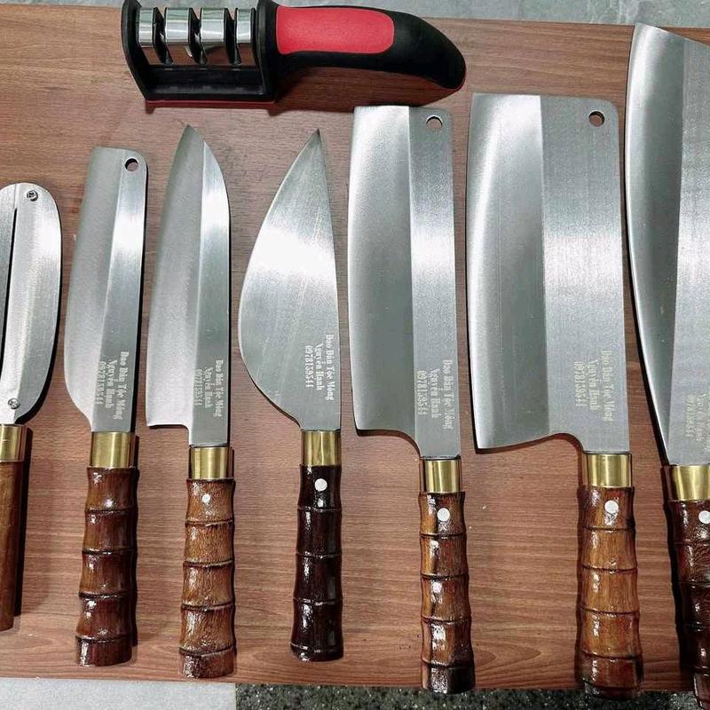 Bộ dao 6 dao  được  tặng +thêm( 1 dao gọt vỏ và 1 máy mài dao)là 8 món bảo hành 1 năm  Lỗi 1 đổi 1.Cảm kết Không han -không rỉ.