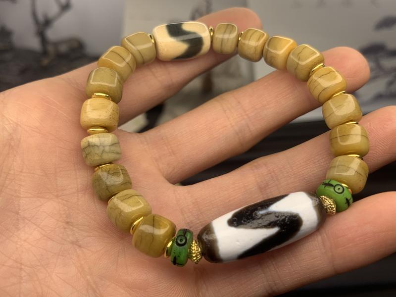Product Introduction of Fashionable jewelry, Tibetan Dzi beads. Blessings and empowerment from the snowy plateau.11588 They have been empowered and blessed in the temple. 3