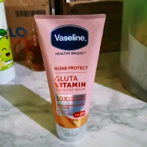 Vaseline Healthy Bright Gluta Vitamin Hijab Radiant Lotion Mencerahkan Kulit Soft+Glow Perlindungan Ekstra untuk Pengguna Hijab