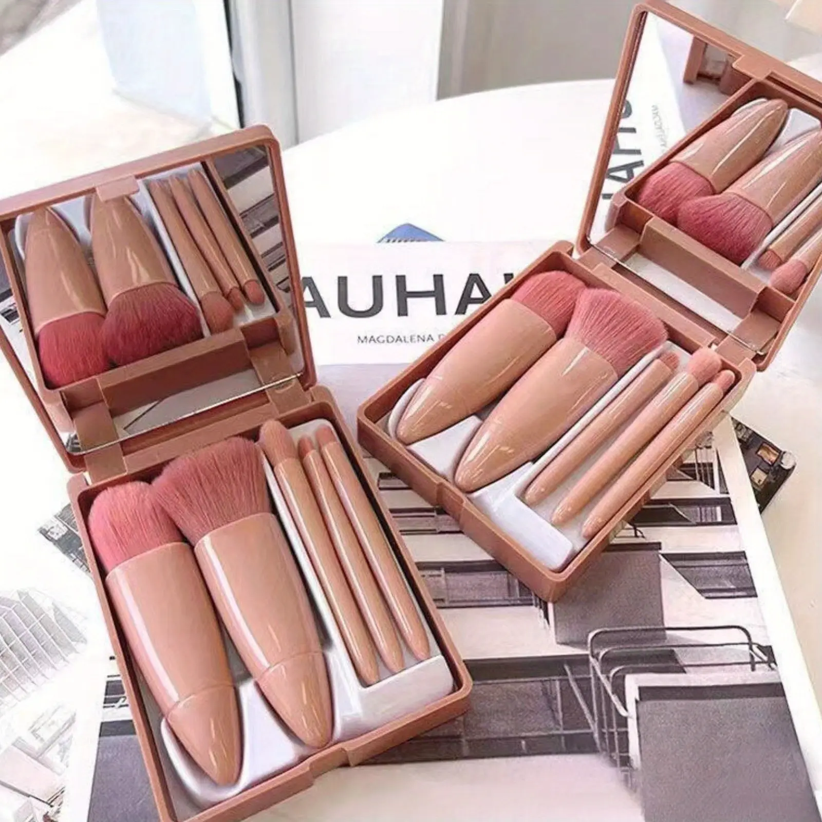 ชุดแปรงแต่งหน้ากระจกแบบพกพา 5 ชิ้น มัลติฟังก์ชั่น สำหรับแป้งฝุ่น อายแชโดว์ บลัชออน เครื่องมือเสริมความงามสำหรับเดินทาง รวมแปรง