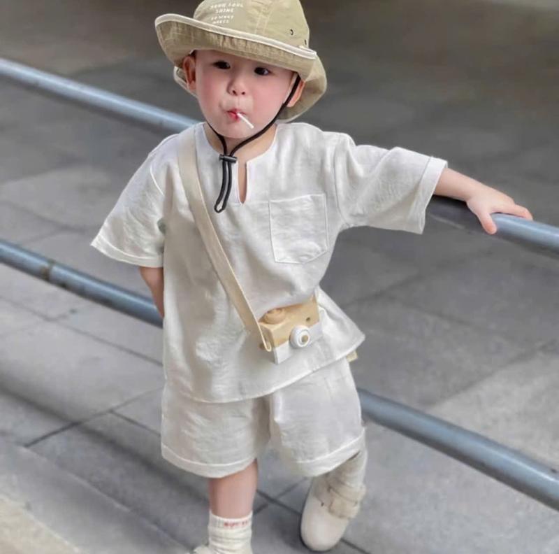 Set bộ đũi cổ V cho bé trai đi chơi, đi du lịch đẹp. Phong Cách Hang Quốc, sành điệu Cho Bé.8-30kg Jean Kaki