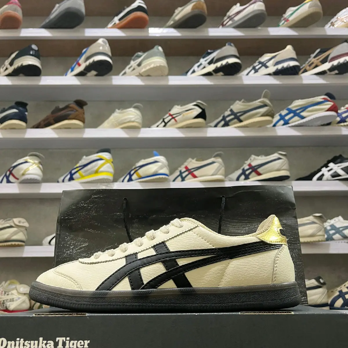 sepatu onsu tiger tokuten white black gold