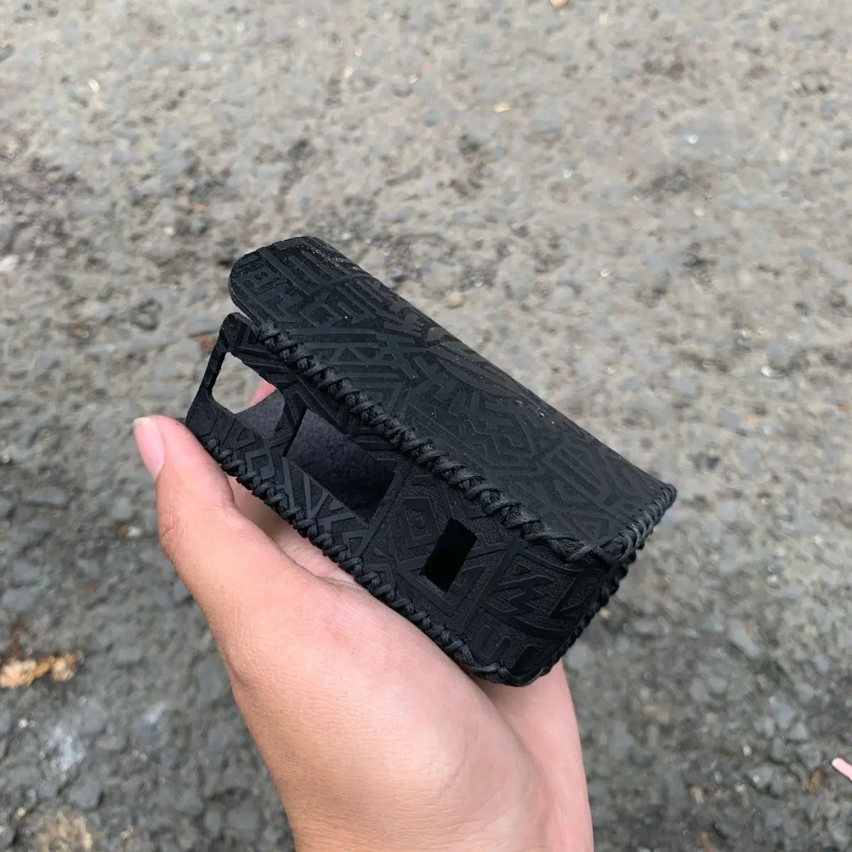 SLEEVE LEGEND V1-V2 KULIT SINTETIS HITAM BENANG HITAM LEATHER SLEEVE