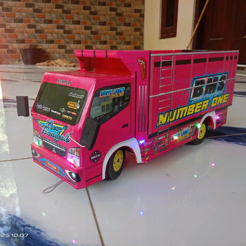 miniatur truk oleng murah full lampu Toys Mainan Hadiah 4