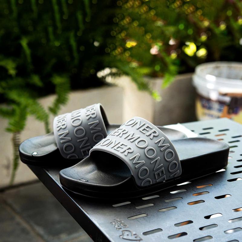 Dép quai chữ nổi Mooner dành cho nam nữ đế pu sần_dép quai ngang