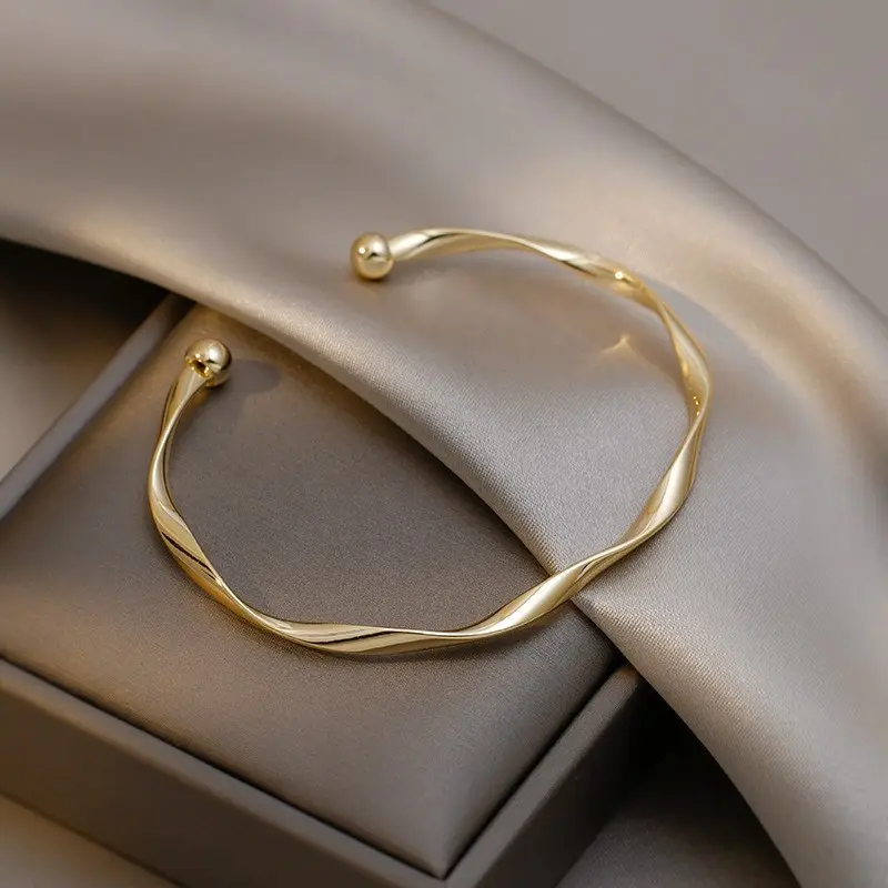 Minimally Geometric Twisted Mobius Bracelet for Women, Fashionable and Versatile, Long-lasting Heart-shaped Bracelet, Bracelet, Birthday Party Gift