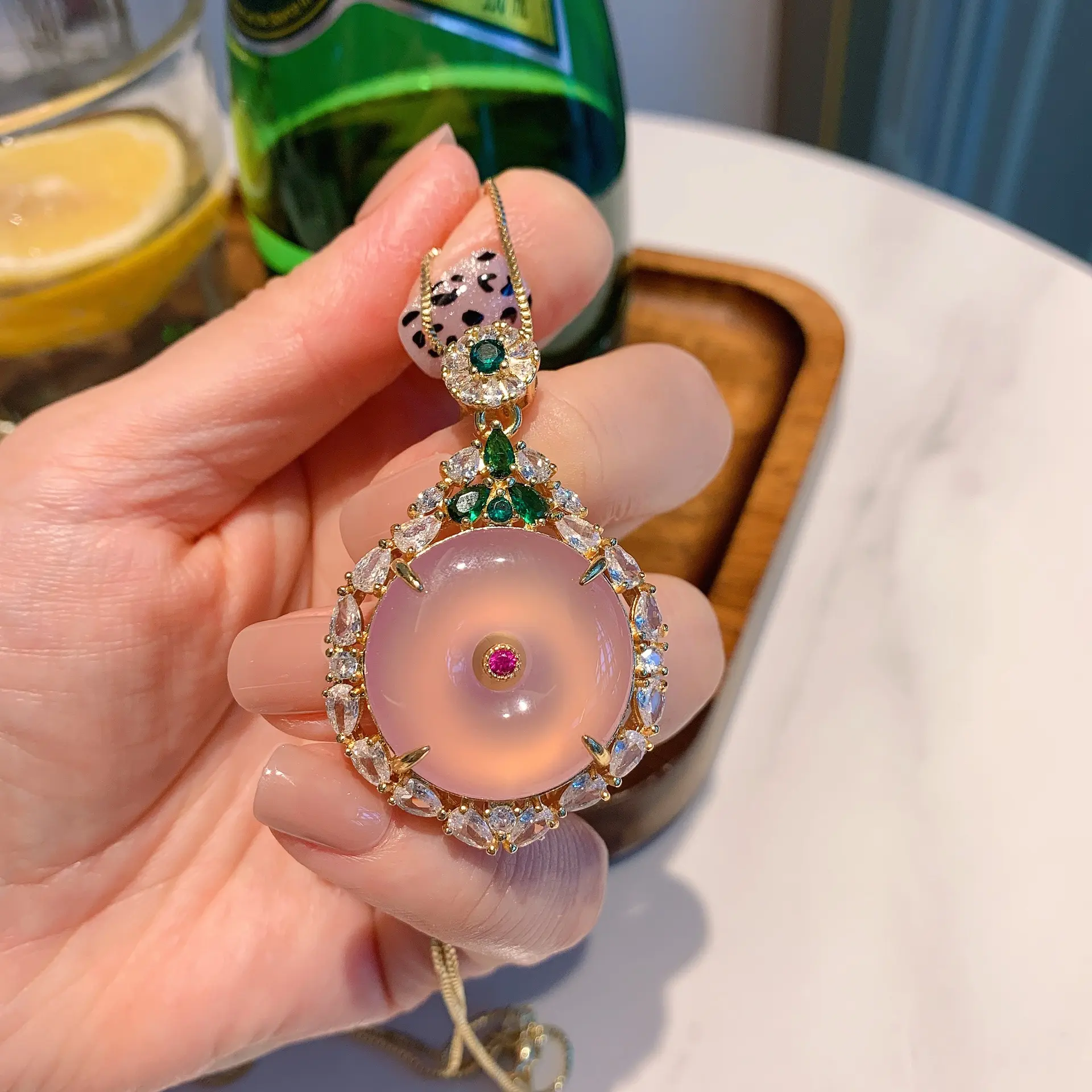 TopKiss Exquisite Semiprecious Stone Necklace with Round Safety Clasp, Sophisticated Gold Pendant Embedded with Pink Jadeite, Daily Statement Piece for Elegant Women