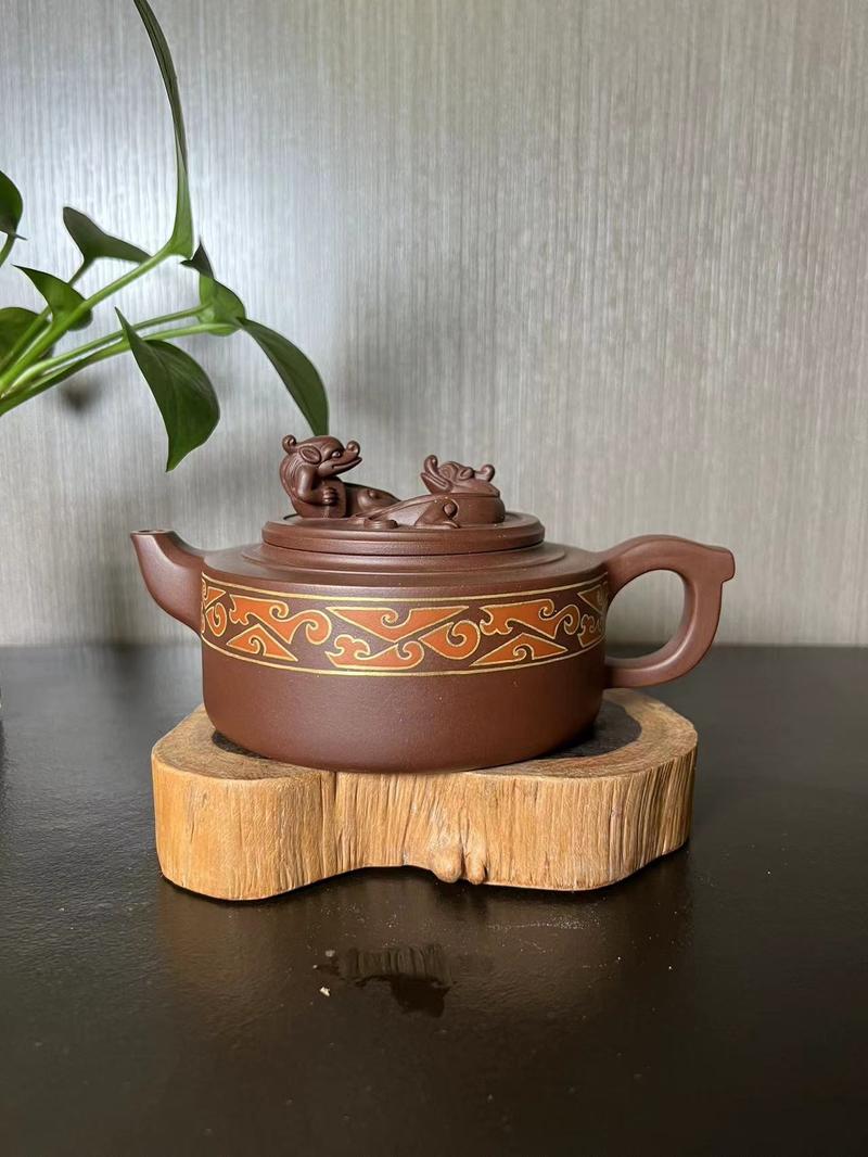 Product Introduction of NO.108 (1) This pot is made of Yixing original purple clay. 0