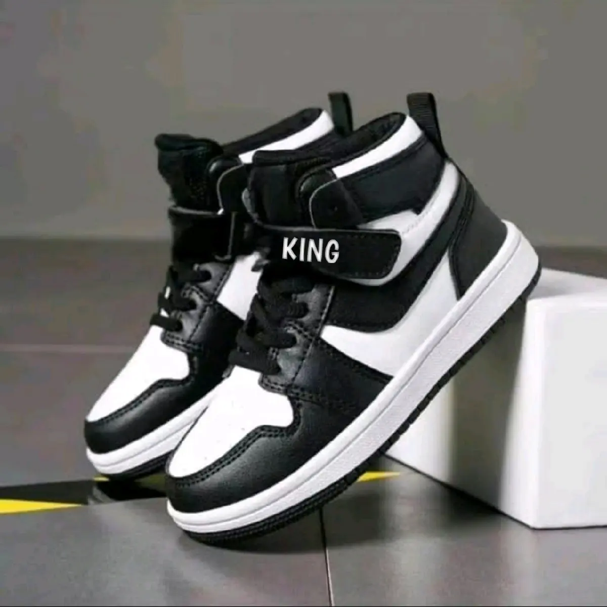 Sepatu boots anak sekolah fashion menggunakan perekat dan tali Kaki