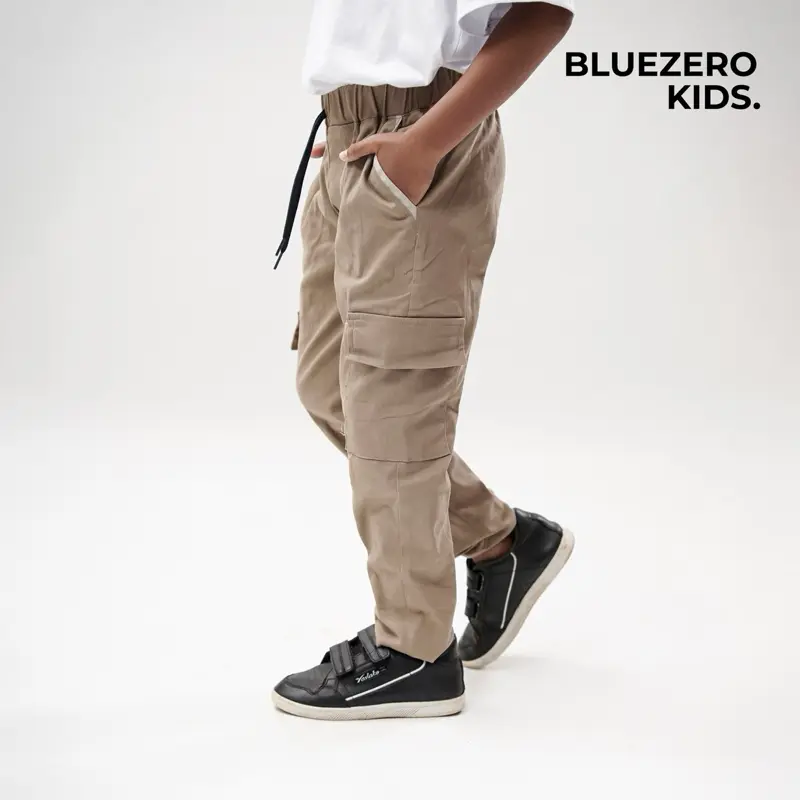 BLUEZERO KIDS Celana Panjang Anak Premium Model Cargo Usia 2 Tahun Sampai 13 Tahun Bahan Katun Twill Streatch Mulur Warna Hitam, Warna Cream, Warna Coklat, Warna Abu Tua, Warna Grey 5