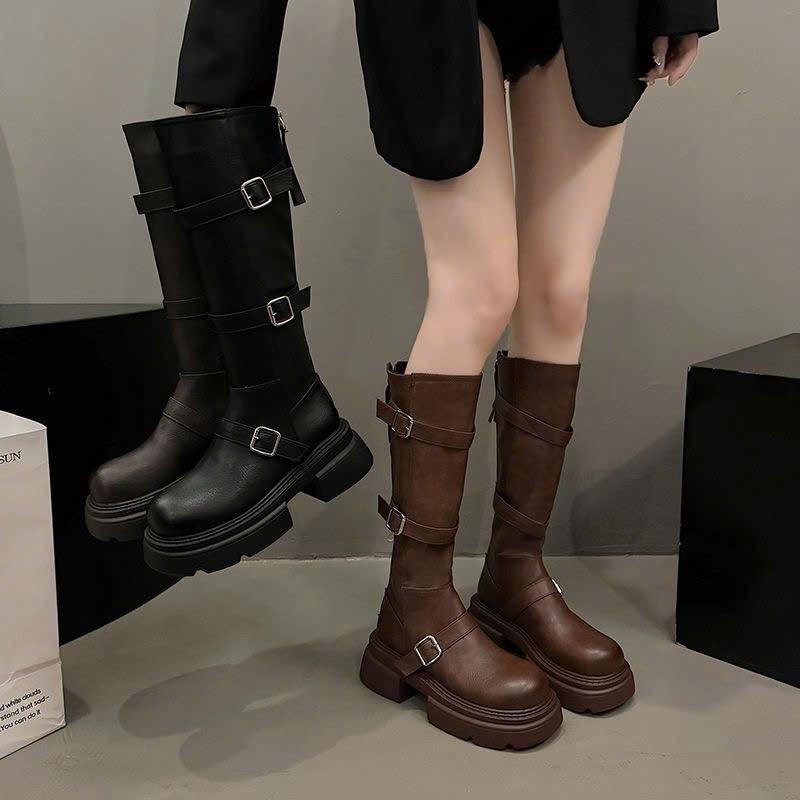  Giày bốt nữ dưới gối khoá sau đế 7 phân trang trí đai khuy kim loại cách điệu thời trang cá tính 2 màu Đen và Nâu dễ phối đồ 
