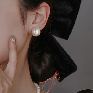 EAR PART NERのスタッドピアスは、ユニークでエレガントなデザインと高級感が特徴で、女性にとって新しいトレンドのベストセラーです。