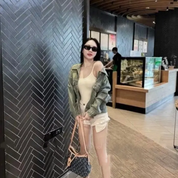 Áo khoác bò nữ xước. Form vừa người. M62 55kg đổ lại ( có 6 túi )   Women. Top Jacket SEO 2